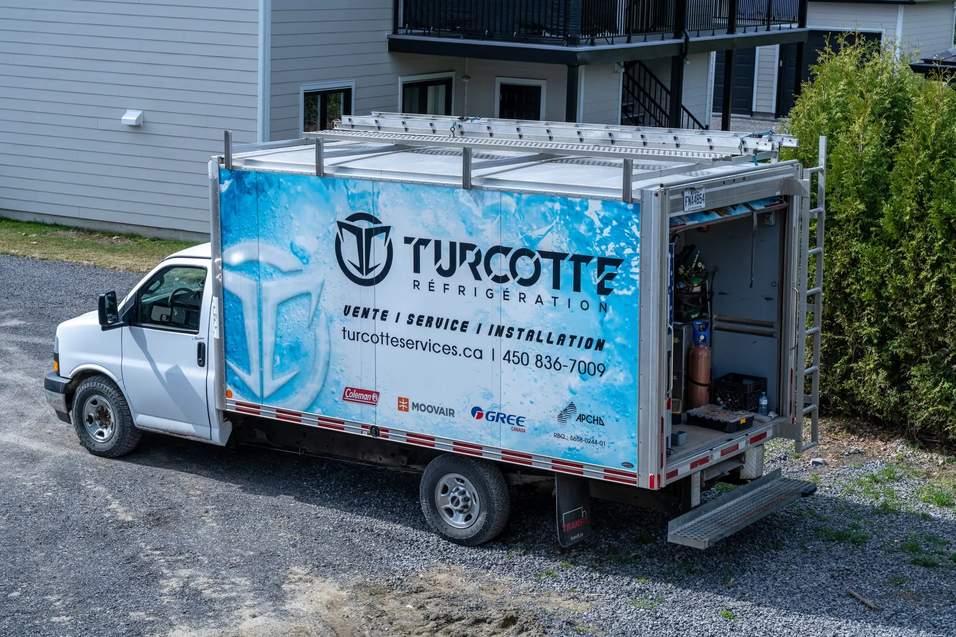 Camion cube de Turcotte Réfrigération devant l'atelier de Saint-Cuthbert
