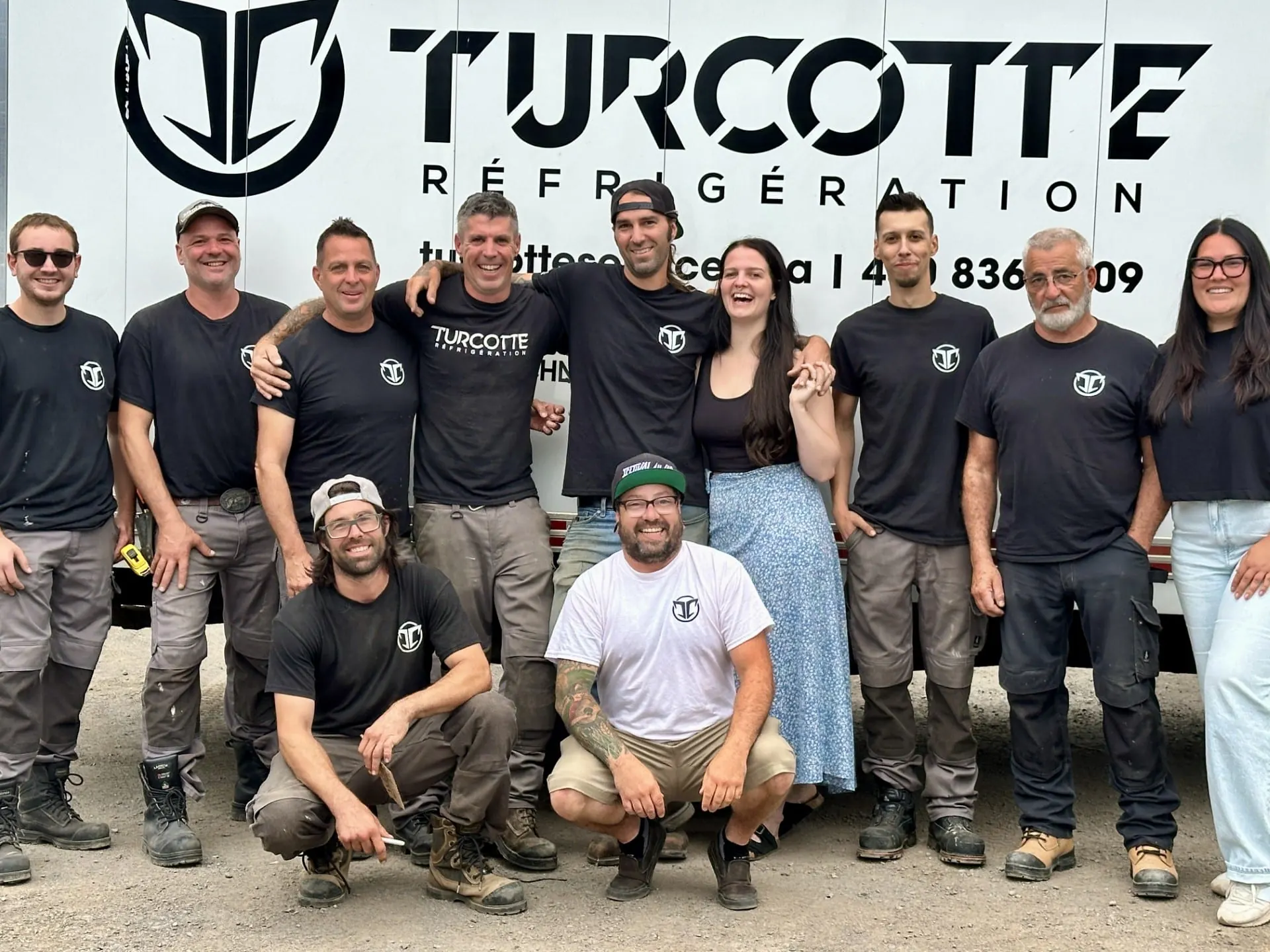 L'équipe de Turcotte Réfrigération au grand complet devant l'enseigne à Saint-Cuthbert