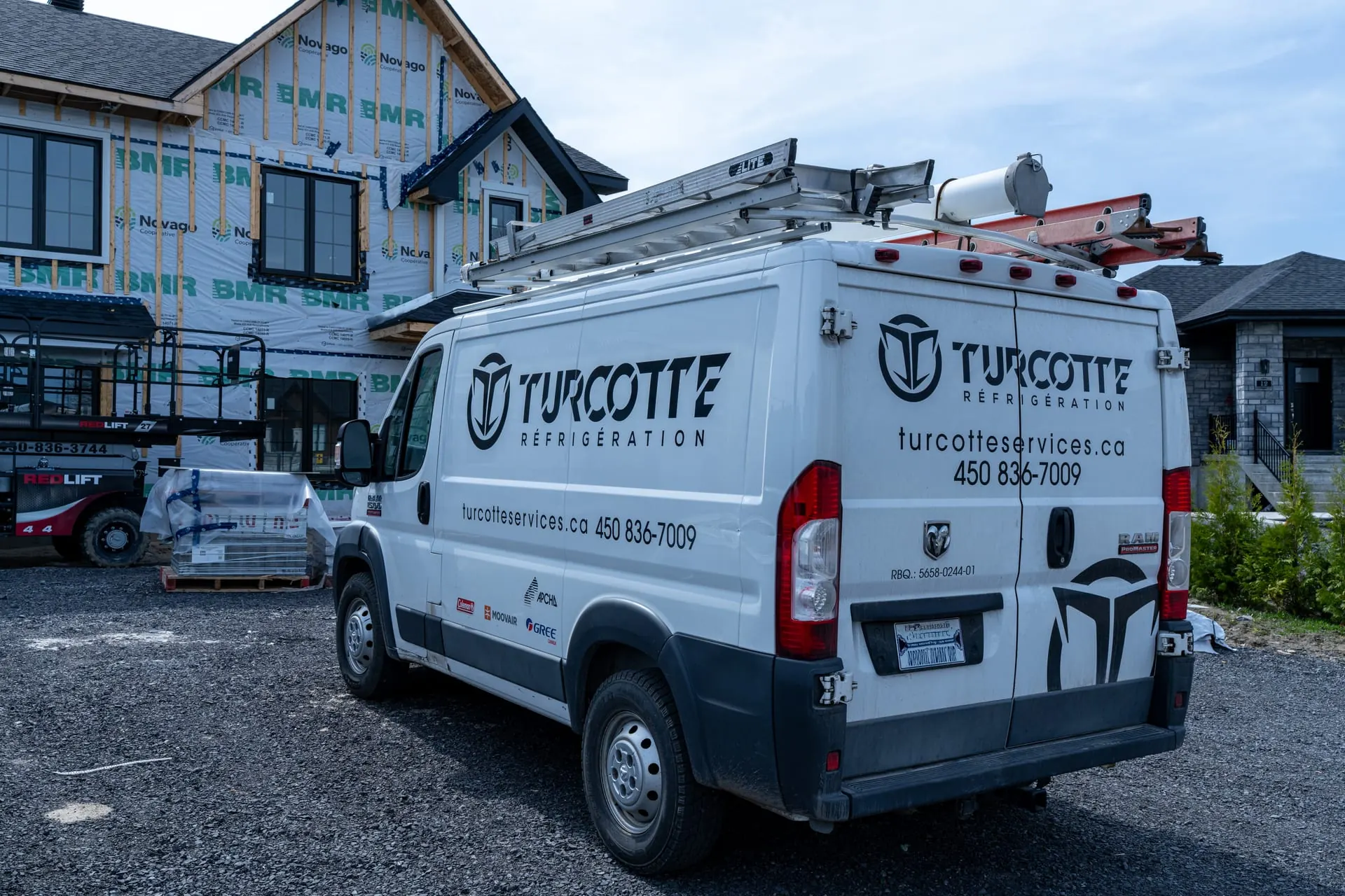 Fourgon de service Turcotte Réfrigération sur un chantier résidentiel