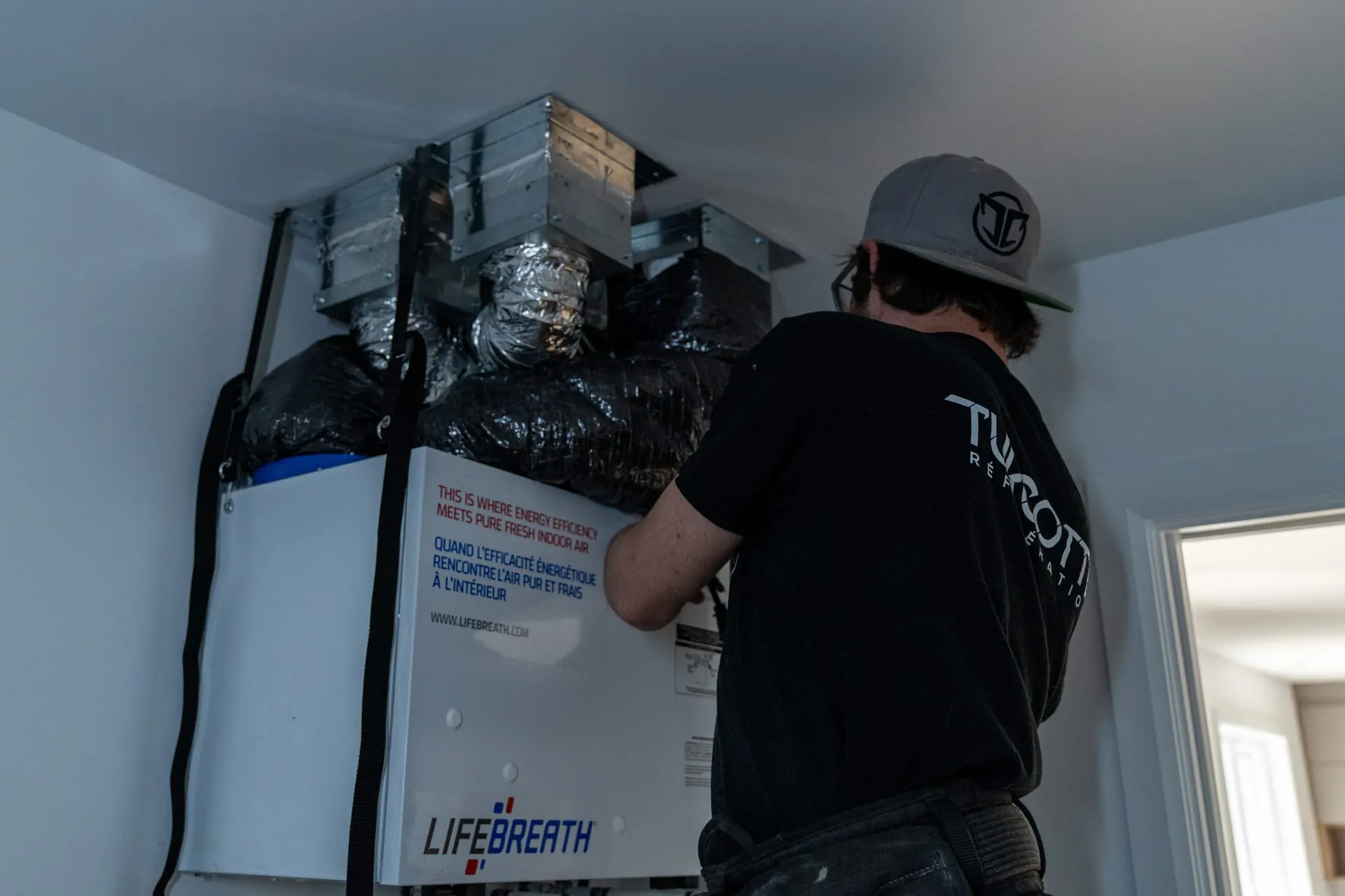Installation d'un échangeur d'air Lifebreath par un technicien Turcotte