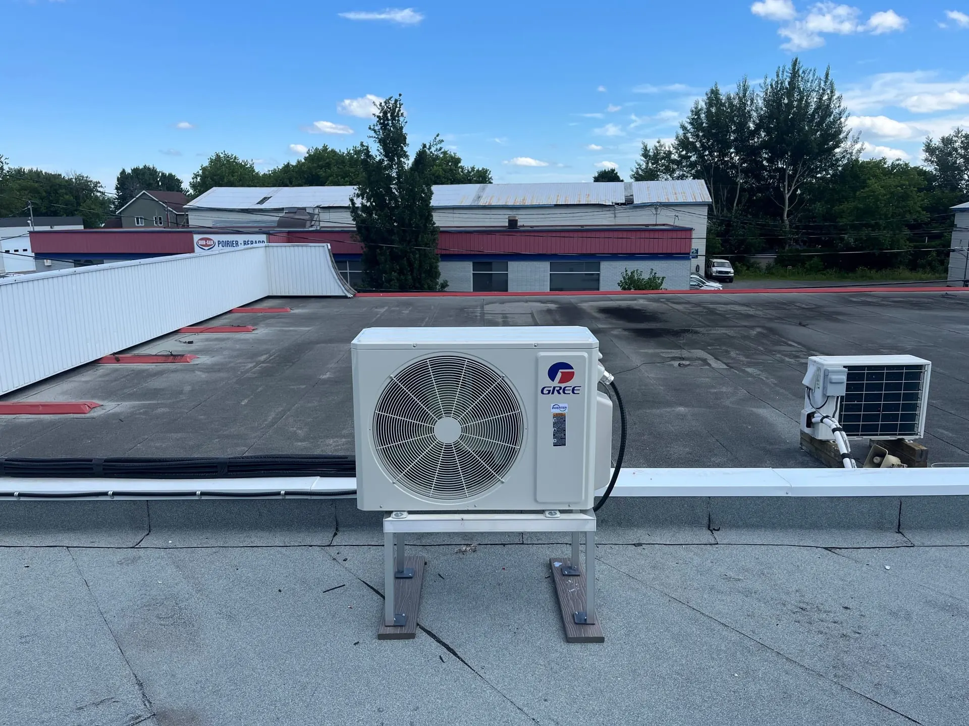 Unité de climatisation commerciale installée sur un toit plat